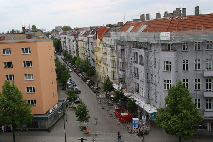 Malerischer Ausblick aus der Wohnung in der Schönhauser Allee 69 - Charmante Berliner Altbaufassaden und grüne Baumkronen im historischen Prenzlauer Berg